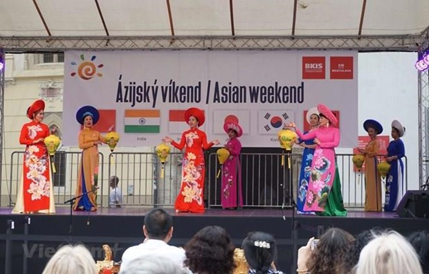 Participa Vietnam en Festival “Dias del Fin de Semana de Asia” en Eslovaquia hinh anh 1