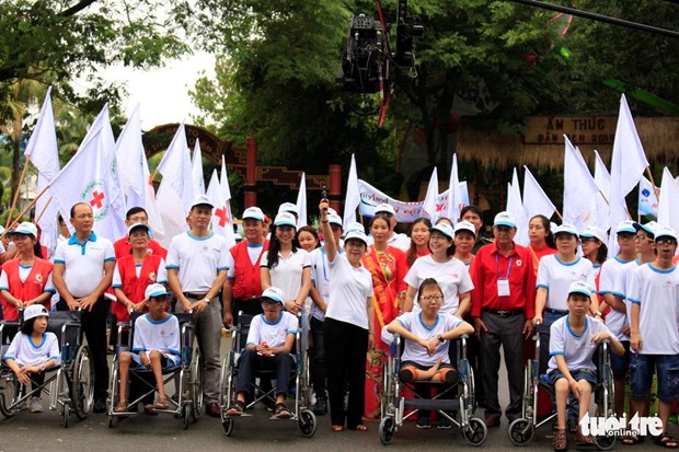 Cinco mil personas participan en una caminata en apoyo a victimas de dioxina hinh anh 1