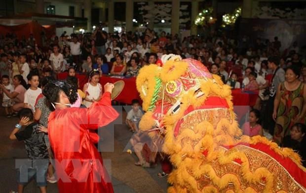 Juguetes tradicionales abarrotan mercados en Hanoi en ocasion de Fiesta del Medio Otono hinh anh 2