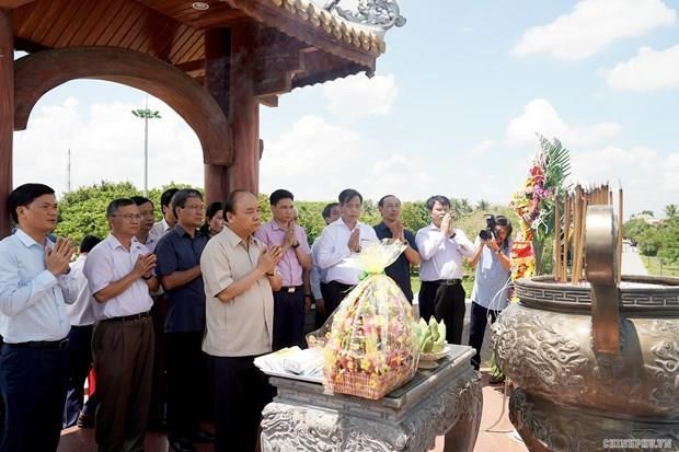 Premier vietnamita rinde homenaje postumo a martires en Quang Tri hinh anh 1
