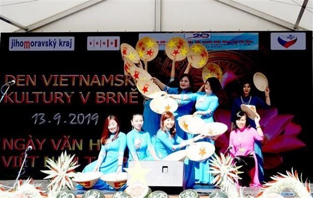 Actividades con motivo de Fiesta de Medio Otono deleitan a ninos vietnamitas en el exterior hinh anh 1