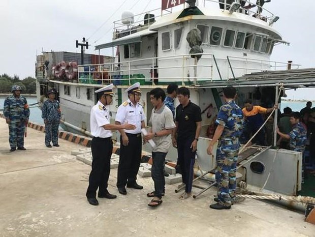Rescatan a pescadores de buque encallado en Islas Spratly de Vietnam hinh anh 1