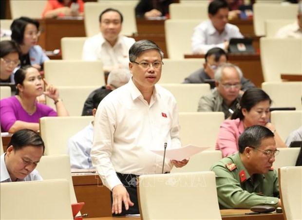 Parlamento de Vietnam examina borrador de enmiendas a la ley sobre funcionarios publicos hinh anh 1