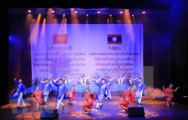 Velada musical en Vientiane resalta lazos especiales Vietnam- Laos hinh anh 1