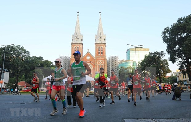 Casi 13 mil atletas competen en maraton internacional en Ciudad Ho Chi Minh hinh anh 1