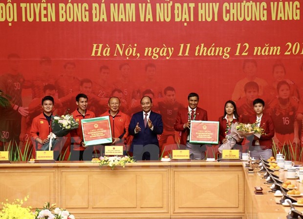 Premier de Vietnam alaba hazanas de equipos de futbol masculino y femenino en SEA Games 30 hinh anh 1