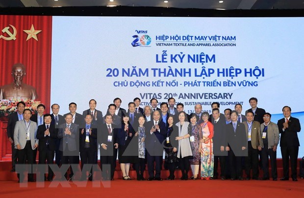 Insta premier de Vietnam a elevar exportaciones de confecciones textiles a 110 mil millones de dolares hinh anh 1