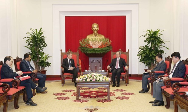 Alto funcionario partidista de Vietnam recibe a ejecutivos de Warburg Pincus y Nike hinh anh 1