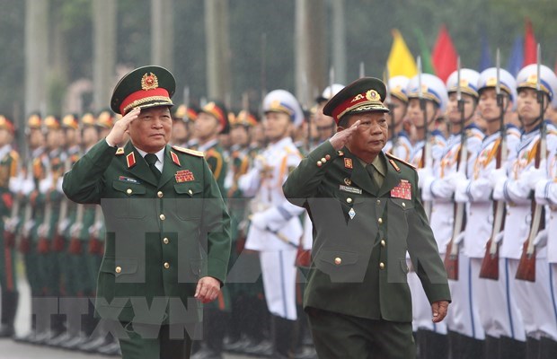 Ministros de Defensa de Vietnam y Laos por contribuir al enriquecimiento de lazos binacionales hinh anh 1