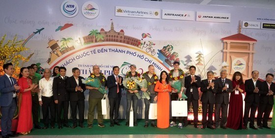 Ciudad Ho Chi Minh da la bienvenida a los primeros visitantes en 2020 hinh anh 1