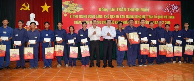 Frente de la Patria de Vietnam obsequia a trabajadores y personas menos favorecidas en ocasion del Tet hinh anh 1