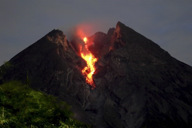 Erupcion volcanica en Indonesia amenaza vida de pobladores hinh anh 1