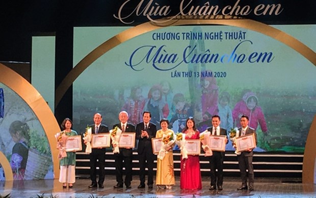 Honran en Vietnam a personas con contribuciones al cuidado y la proteccion infantil hinh anh 1