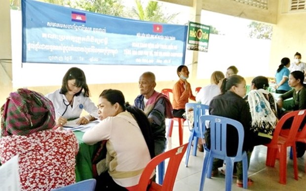 Medicos vietnamitas ofrecen examenes medicos gratuitos en Camboya hinh anh 1