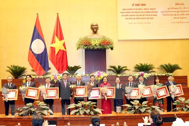 Entregan distinciones del Estado de Laos a destacados parlamentarios vietnamitas hinh anh 1