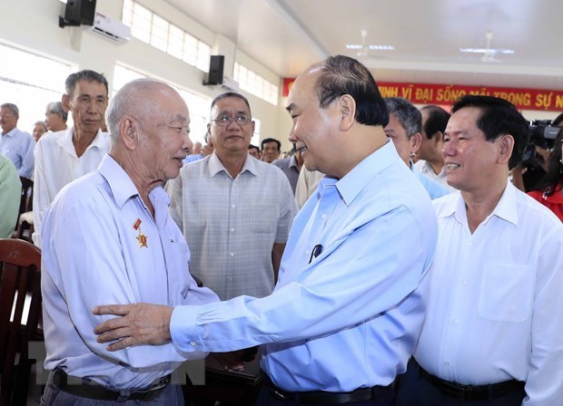 Premier vietnamita entrega regalos a personas desfavorecidas en ocasion del Tet hinh anh 1