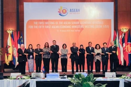 Se reunen altos funcionarios economicos de la ASEAN en Hanoi hinh anh 1