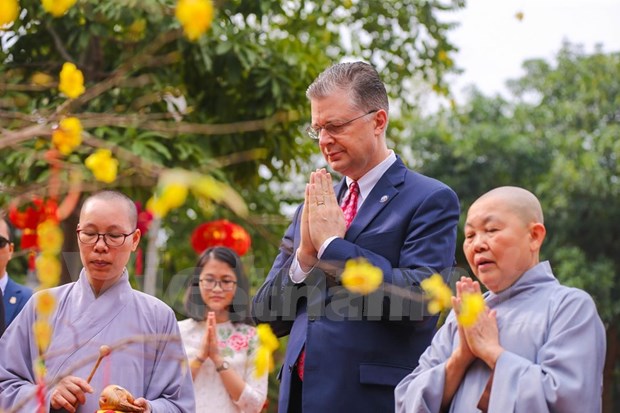Libera embajador estadounidense en Vietnam peces en ocasion del Nuevo Ano Lunar hinh anh 1