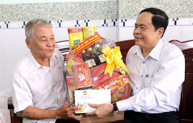 Obsequian dirigentes vietnamitas regalos del Tet a personas desfavorecidas hinh anh 1