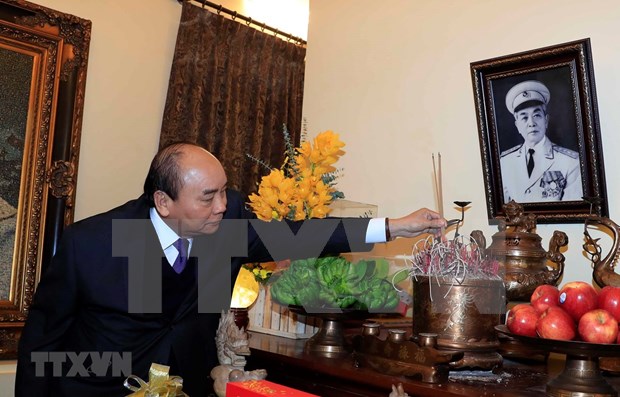 Premier de Vietnam rinde tributo a extintos dirigentes del pais en ocasion del Tet hinh anh 1