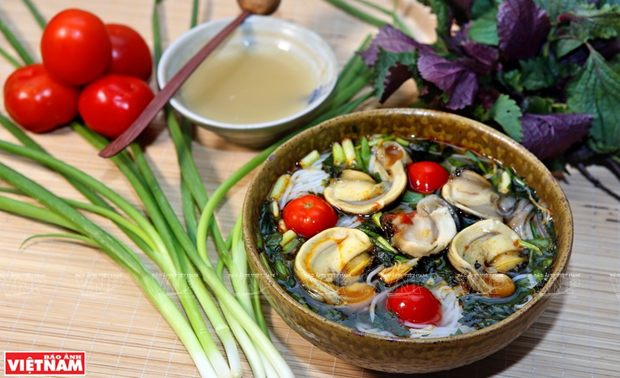 Sopa de fideos con caracoles, manjar tipico de Hanoi hinh anh 1