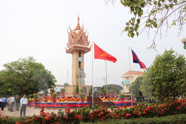 Inauguran en provincia camboyana monumento de amistad con Vietnam hinh anh 1