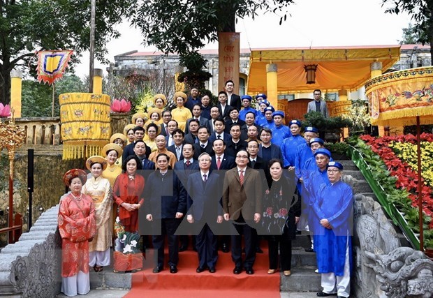 Dirigentes de Vietnam rinden tributo a ancestros de la nacion hinh anh 1