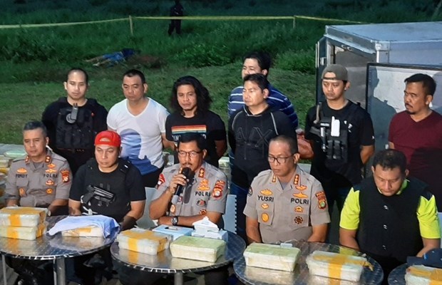 Incautan en Indonesia casi 300 kilogramos de metanfetamina hinh anh 1