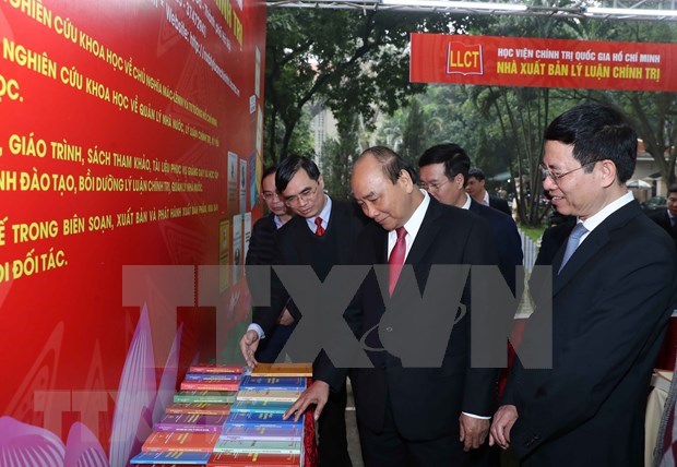 Asiste premier de Vietnam a exposicion literaria por los 90 anos del Partido Comunista hinh anh 1