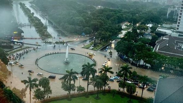 Lluvias torrenciales inundan la capital de Indonesia hinh anh 1