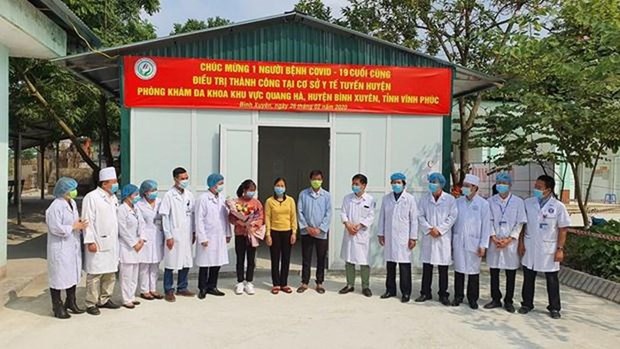 Ultimo paciente de COVID-19 en Vietnam recibe alta medica hinh anh 1