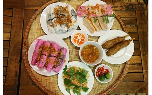 Banh Cuon hecho de pitahaya roja: nuevo plato para promover el consumo de fruta especial de Vietnam hinh anh 1