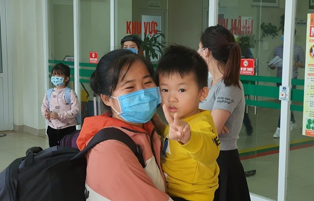 Dados de alta 30 vietnamitas repatriados de Wuhan hinh anh 1
