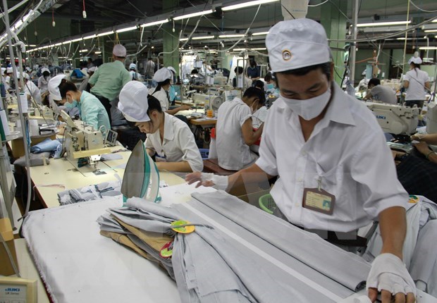 Industria textil de Camboya se esfuerza por enfrentar el COVID-19 hinh anh 1
