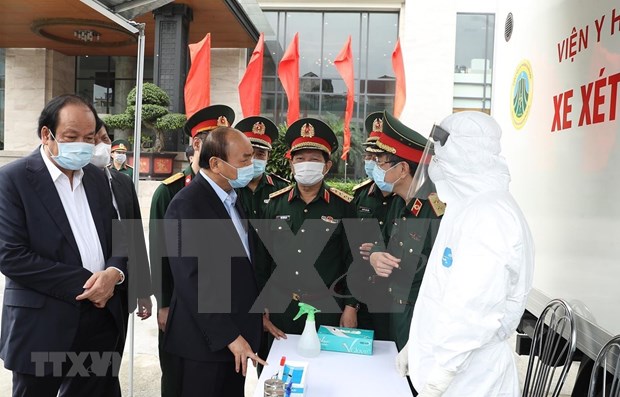 Premier vietnamita destaca esfuerzos del ejercito en lucha contra COVID-19 hinh anh 1
