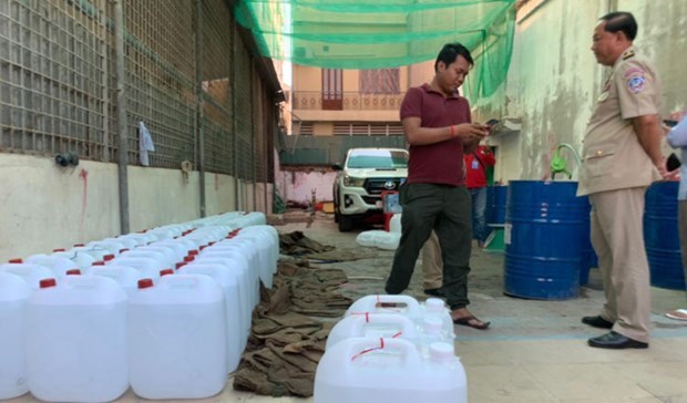 Confisca Camboya alcohol falso destinado para liquido antiseptico contra COVID-19 hinh anh 1