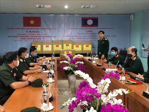 Vietnam envia suministros medicos y expertos a Laos para combatir el COVID-19 hinh anh 1