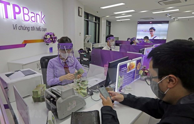 Bancos vietnamitas asisten a los afectados por el COVID-19 hinh anh 1
