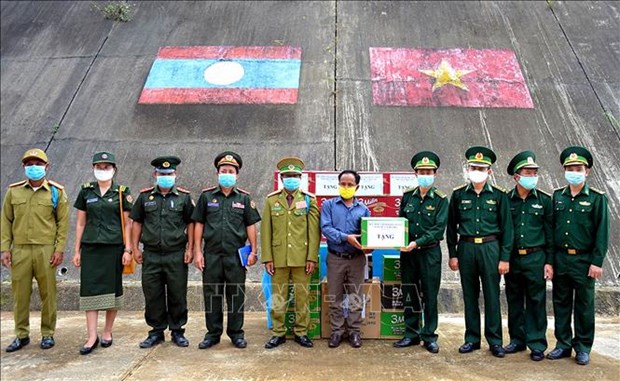 Guardia fronteriza vietnamita felicita a sus homologos laosianos en ocasion del festival Bunpimay hinh anh 1