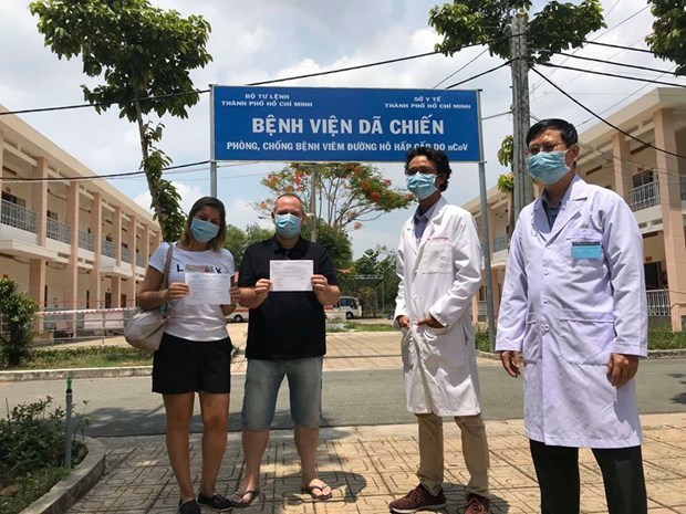 COVID-19: mas infectados extranjeros dados de alta en Vietnam hinh anh 1