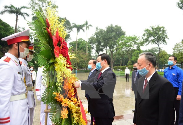Autoridades de Hanoi rinden homenaje a Lenin en aniversario 150 de su natalicio hinh anh 1