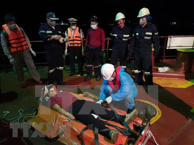 Rescatan en provincia vietnamita a marinero filipino accidentado en el mar hinh anh 1