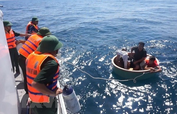 Rescata Vietnam a pescador filipino accidentado en el mar hinh anh 1