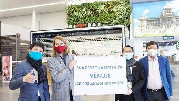Reconocen esfuerzos de comunidad vietnamita en Republica Checa para combatir el COVID-19 hinh anh 1