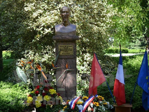 Vietnamitas en Francia homenajean al Presidente Ho Chi Minh por 130 aniversario de su natalicio hinh anh 1