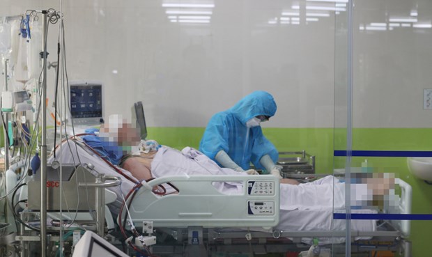 Sale del coma paciente mas grave de COVID-19 en Vietnam hinh anh 1