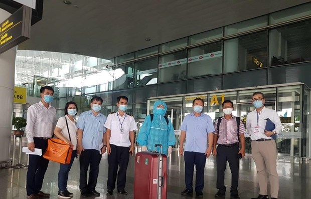 Exhortan a realizar medidas estrictas de cuarentena para expertos extranjeros que entren a Vietnam hinh anh 1