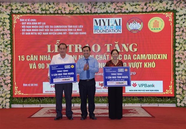 Fundacion My Lai Peace presenta obsequios a victimas del Agente Naranja en Vietnam hinh anh 1