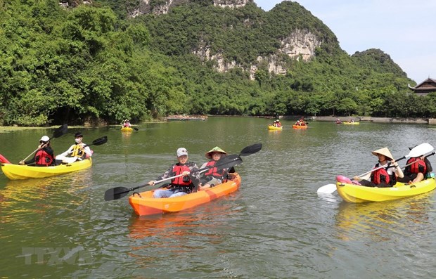 Lanza provincia vietnamita de Ninh Binh servicios turisticos de kayak en Trang An hinh anh 1