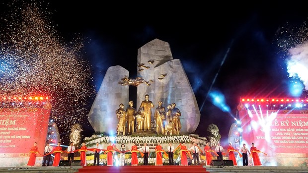 Inauguran monumento del Presidente Ho Chi Minh con el pueblo de Quang Binh hinh anh 1
